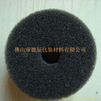 過濾海綿也稱網(wǎng)狀海綿，爆破海綿。聚氨酯過濾海綿由普通開孔軟泡高溫爆破開孔加工而成，爆破除掉了泡沫網(wǎng)絡(luò)之間原有的氣泡膜，得到了主體骨架網(wǎng)狀結(jié)構(gòu)。
過濾海綿的空隙率高達(dá)97%，具有優(yōu)異的透氣性、良好的柔軟性和較高的機(jī)械強(qiáng)度。
