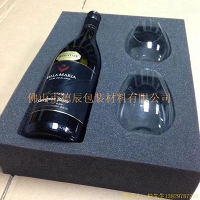 海綿內(nèi)托對(duì)各行各業(yè)產(chǎn)品起到絕緣、密封、防震、防塵、填充、隔音、固定，能夠保護(hù)包裝產(chǎn)品在運(yùn)輸過(guò)程中安然無(wú)恙，起到保護(hù)產(chǎn)品的一個(gè)作用，同時(shí)可以美化產(chǎn)品，提升產(chǎn)品檔次。