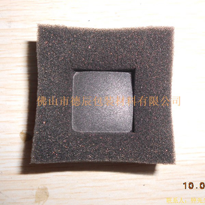 利用加熱鋁制模具對(duì)海綿進(jìn)行塑形。