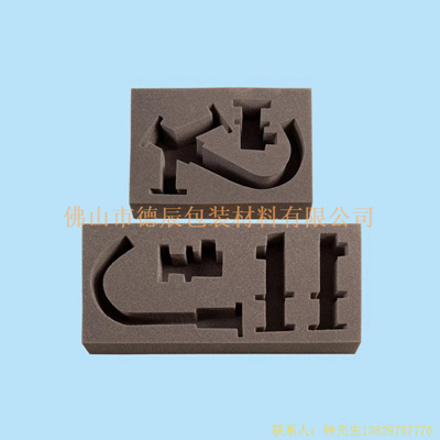 海綿內(nèi)托對各行各業(yè)產(chǎn)品起到絕緣、密封、防震、防塵、填充、隔音、固定，能夠保護(hù)包裝產(chǎn)品在運(yùn)輸過程中安然無恙，起到保護(hù)產(chǎn)品的一個(gè)作用，同時(shí)可以美化產(chǎn)品，提升產(chǎn)品檔次。